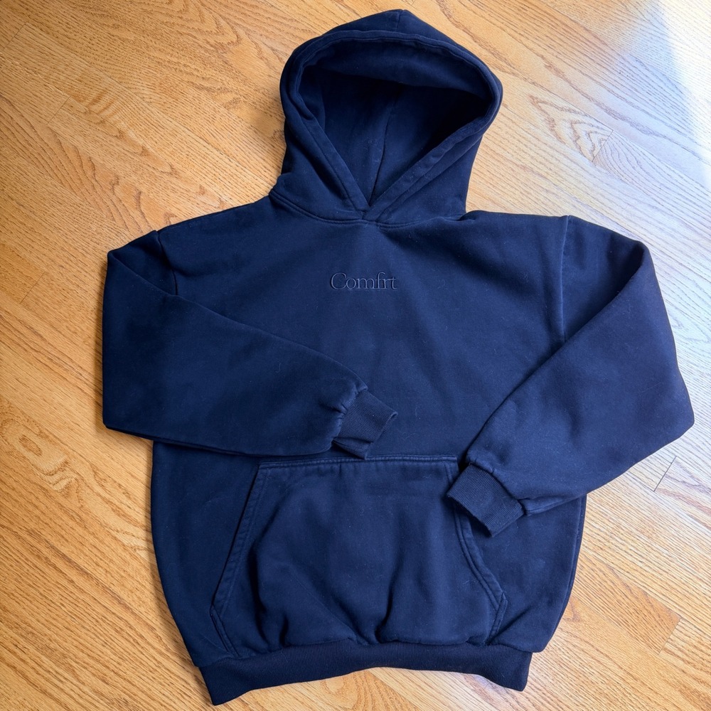 Comfrt Cloud Hoodie Medium Black Embroidered Logo Fleece Pullover
Travel, cozy